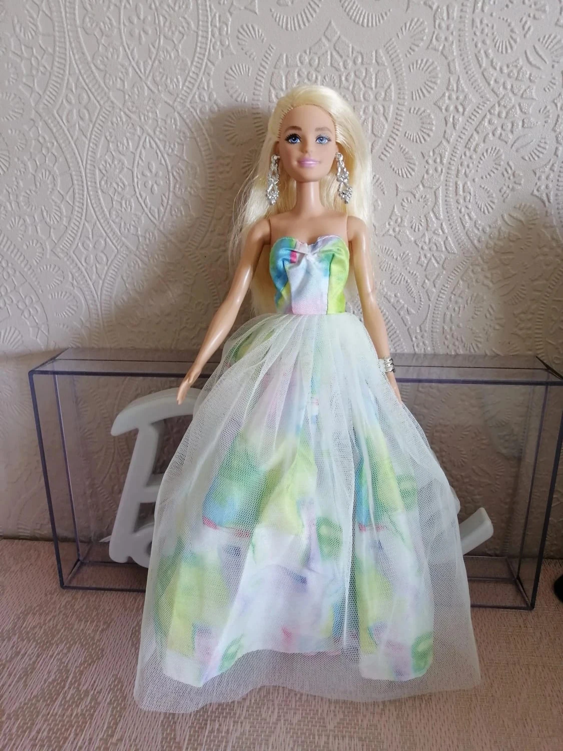 Jolie Barbie dans une tenue de bal printanière